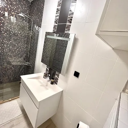 Hébergement de vacances Cute Home, Modern 2 1 Stand Alone House With Garden, Near The
